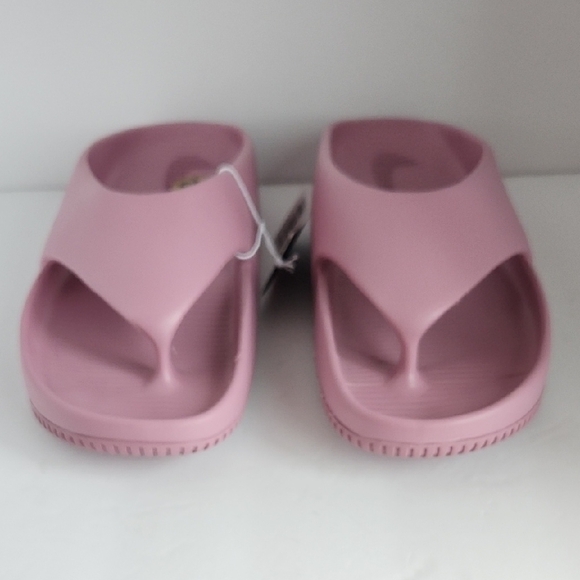 Nike Elemental Pink Flip Flops - Picture 2 of 7